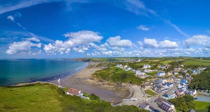 Gannet House, Holiday Home Little Haven, Sleeps 6, 3 bedrooms, bathrooms
