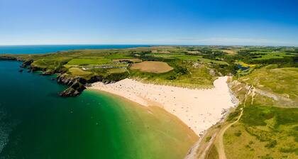 Glan y Mor, Holiday Home Freshwater East, Sleeps 6, 3 bedrooms, bathrooms
