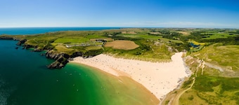 Glan y Mor, Holiday Home Freshwater East, Sleeps 6, 3 bedrooms, bathrooms