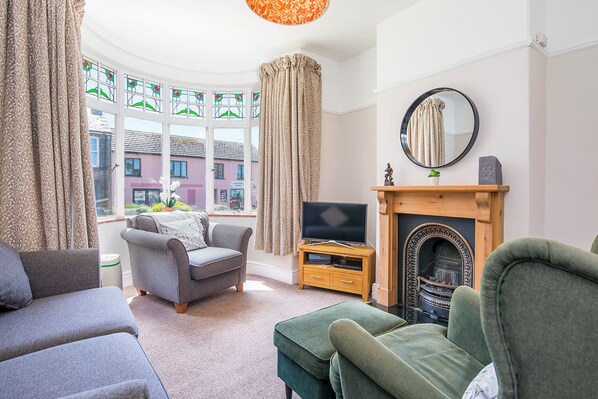 Fireplace, DVD player - Gorwel, Holiday Home St Davids, Sleeps 6, 3 bedrooms,  bathrooms (Haverfordwest)