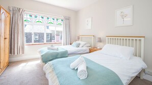 Room - Gorwel, Holiday Home St Davids, Sleeps 6, 3 bedrooms,  bathrooms (Haverfordwest)
