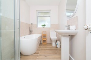 Towels - Gorwel, Holiday Home St Davids, Sleeps 6, 3 bedrooms,  bathrooms (Haverfordwest)