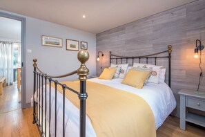 2 slaapkamers, een strijkplank/strijkijzer, internet