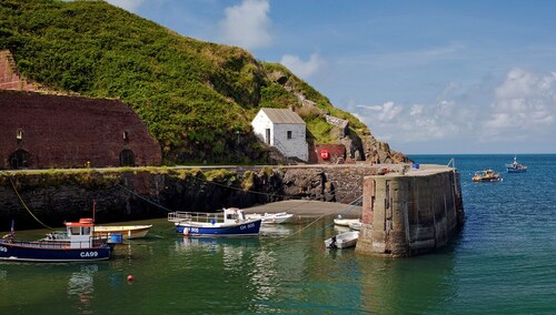 Green Meadow, Holiday Cottage Castle Morris, Sleeps 4, 2 bedrooms,  bathrooms