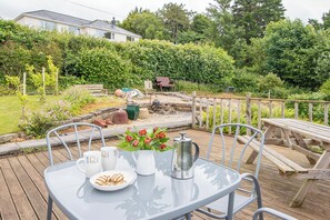 Outdoor dining - Green Plains, holiday home Wisemans Bridge, Sleeps 6, 3 bedrooms,  bathrooms (Narberth)