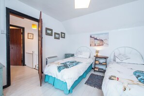 3 bedrooms, iron/ironing board, Internet - Green Plains, holiday home Wisemans Bridge, Sleeps 6, 3 bedrooms,  bathrooms (Narberth)