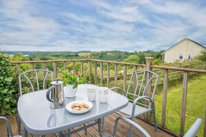 Outdoor dining - Green Plains, holiday home Wisemans Bridge, Sleeps 6, 3 bedrooms, bathrooms (Narberth)