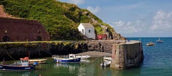 Gwestyr Wennol, Holiday Home Trefin, Sleeps 6, 3 bedrooms, bathrooms