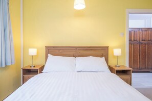 2 habitaciones y tabla de planchar con plancha 