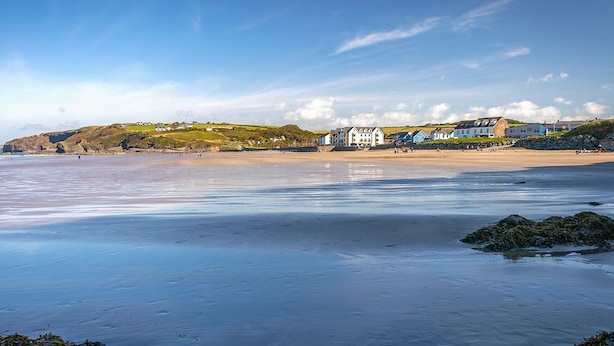 A coastal beach scene with houses in the background. - Hafod, Holiday Home Broad Haven, Sleeps 4, 2 bedrooms,  bathrooms (Broad Haven)