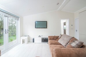 DVD player - Hafod y Coed Lodge, Holiday Home Princes Gate, Near Narberth, Sleeps 4, 2 bedrooms,  bathrooms (Narberth)