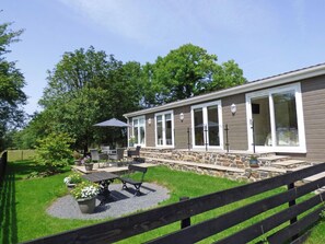 Outdoor dining - Hafod y Coed Lodge, Holiday Home Princes Gate, Near Narberth, Sleeps 4, 2 bedrooms,  bathrooms (Narberth)