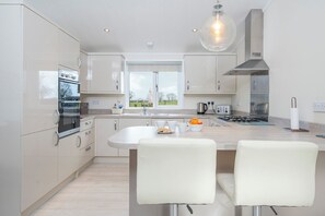 Mikrobølgeovn, oppvaskmaskin, brødrister og kjøkkenutstyr