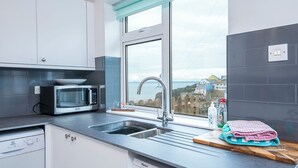 Mikrobølgeovn, oppvaskmaskin, brødrister og høy barnestol