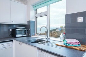 Mikrobølgeovn, oppvaskmaskin, brødrister og høy barnestol