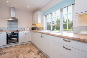 Mikrobølgeovn, oppvaskmaskin, brødrister og kjøkkenutstyr