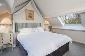 2 bedrooms, iron/ironing board, internet