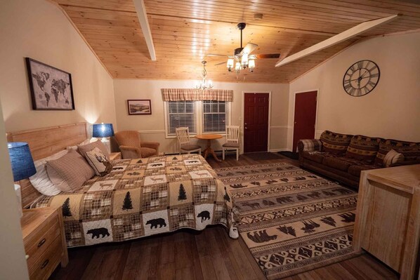 Deluxe Studio Suite | Individually decorated, individually furnished, desk, laptop workspace