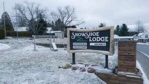 Une pancarte indiquant qu’il y a des chambres disponibles au Snowshoe Lodge.