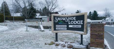 A sign for Snowshoe Lodge indicating a vacancy.