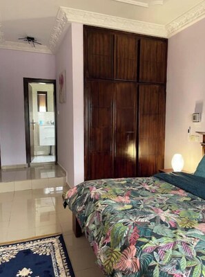 4 bedrooms, iron/ironing board, WiFi, bed sheets