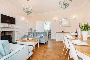 DVD player - Lantern House, Holiday Home Tenby, Sleeps 8, 4 bedrooms, bathrooms (Tenby)