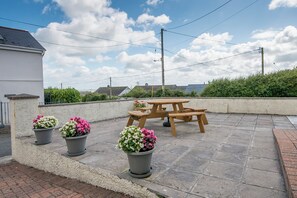 Outdoor dining - Little Mead, Holiday Cottage Amroth, Sleeps 4, 2 bedrooms,  bathrooms (Amroth)