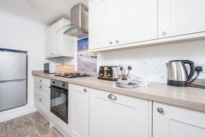 Mikrovågsugn, diskmaskin, brödrost och grytor/köksredskap