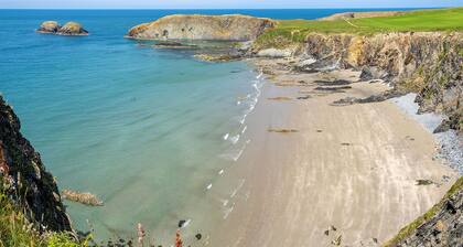 Llanwg, Holiday Cottage Trefin, Sleeps 5, 3 bedrooms, bathrooms
