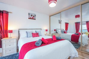 2 bedrooms, iron/ironing board, Internet - Llwyndyrys, Holiday Cottage Square and Compass, Sleeps 4, 2 bedrooms, bathrooms (Haverfordwest)