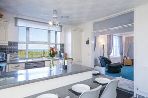 Microwave, dishwasher, toaster, cookware/dishes/utensils - Llwyndyrys, Holiday Cottage Square and Compass, Sleeps 4, 2 bedrooms, bathrooms (Haverfordwest)