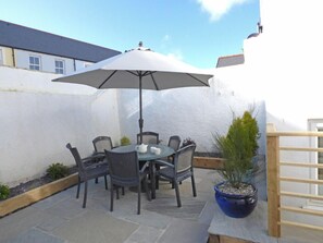 Outdoor dining - Longmoor, Holiday home Tenby, Sleeps 6, 3 bedrooms,  bathrooms (Tenby)