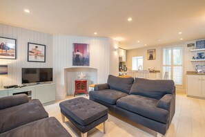 DVD player - Lower Deck, Holiday Apartment Tenby, Sleeps 2, 1 bedrooms, bathrooms (Tenby)