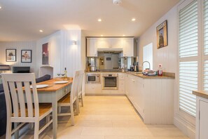 Microwave, dishwasher, coffee/tea maker, toaster - Lower Deck, Holiday Apartment Tenby, Sleeps 2, 1 bedrooms,  bathrooms (Tenby)