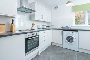 Microwave, toaster, cookware/dishes/utensils - Middle Hill Cottage, Holiday Cottage Amroth, Sleeps 4, 2 bedrooms,  bathrooms (Amroth)