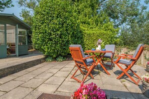 Outdoor dining - Minim Cottage, Holiday Cottage Saundersfoot, Sleeps 4, 2 bedrooms, bathrooms (Saundersfoot)