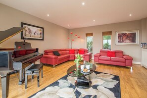 Living area - Monterey, Holiday home Tenby, Sleeps 8, 4 bedrooms,  bathrooms (Tenby)
