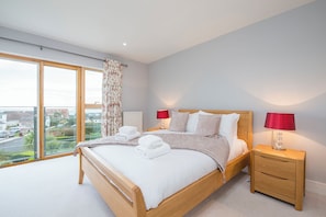 4 bedrooms, iron/ironing board, Internet - Monterey, Holiday home Tenby, Sleeps 8, 4 bedrooms,  bathrooms (Tenby)