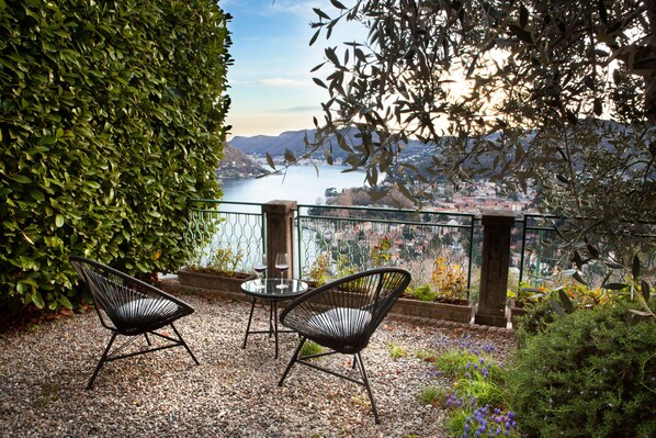 Terrace/patio - Apartment with fireplace and private terrace overlooking the beautiful panorama (Cernobbio)