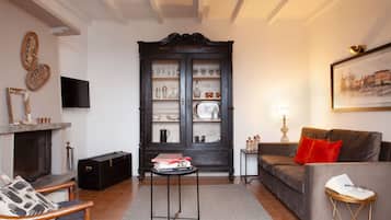 Een smart-tv, een open haard en boeken