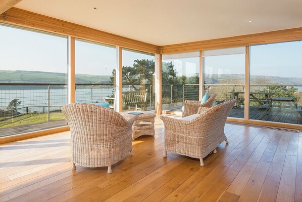 المنشأة من الداخل