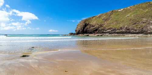 Pelcomb Cross Farmhouse, Holiday Cottage Pelcomb Cross, Sleeps 10, 5 bedrooms,  bathrooms