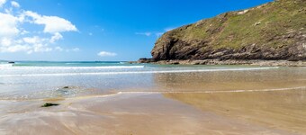 Pelcomb Cross Farmhouse, Holiday Cottage Pelcomb Cross, Sleeps 10, 5 bedrooms,  bathrooms