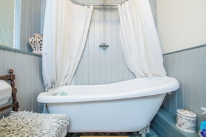 Towels - Pelcomb Cross Farmhouse, Holiday Cottage Pelcomb Cross, Sleeps 10, 5 bedrooms,  bathrooms (Haverfordwest)