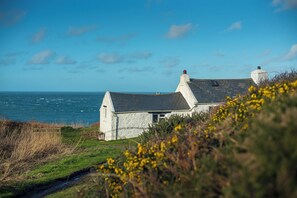 Exterior - Penrhyn, Holiday Cottage Strumble Head, Sleeps 6, 3 bedrooms,  bathrooms (Goodwick)