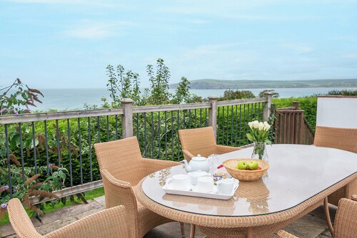 Perci Penrhiw Bach, Holiday Home Cwm Yr Eglwys, Sleeps 4, 2 bedrooms,  bathrooms