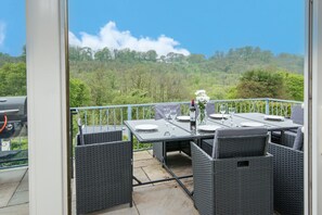 Outdoor dining - Pine Lodge, Holiday Home Wisemans Bridge, Pembrokeshire, Sleeps 12, 5 bedrooms, bathrooms (Narberth)