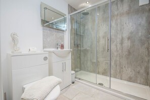 Towels - Pine Lodge, Holiday Home Wisemans Bridge, Pembrokeshire, Sleeps 12, 5 bedrooms,  bathrooms (Narberth)