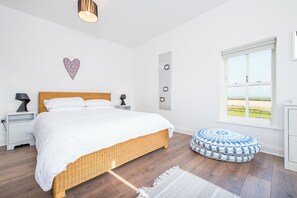 3 bedrooms, iron/ironing board, internet