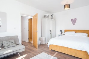 3 bedrooms, iron/ironing board, internet - Ramsey View, Holiday property Llanunwas, Solva, Sleeps 6, 3 bedrooms,  bathrooms (Solva)